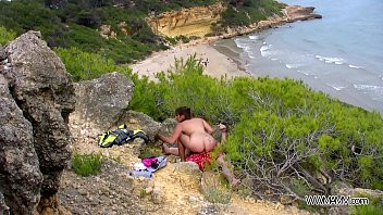 Play Tourist couple enjoying wild sex in the forest