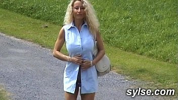 Play Gode au parc avec gangbang BBC