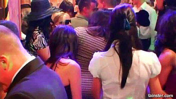 Play Sexy girls dancing erotically in a club