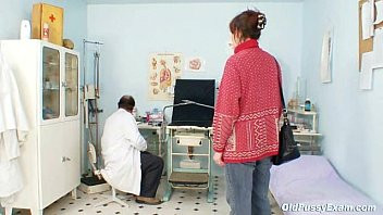 Play Unpretty mature wife at pervy gyno doctor