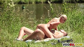 Play Cayla Lions mit kleinen Busen liebt Sex im Aussen