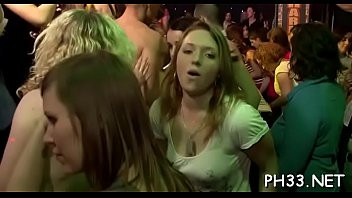 Play Leaking vagina on the dance floor