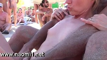 Play Footjob by naomi1 on a public beach