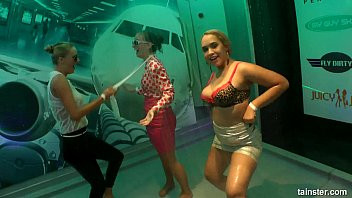 Play Wet clubbers dancing erotically