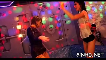 Play Cougar sex party