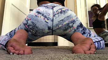 Play Barefoot Ebony Plays With Her Booty In Leggings